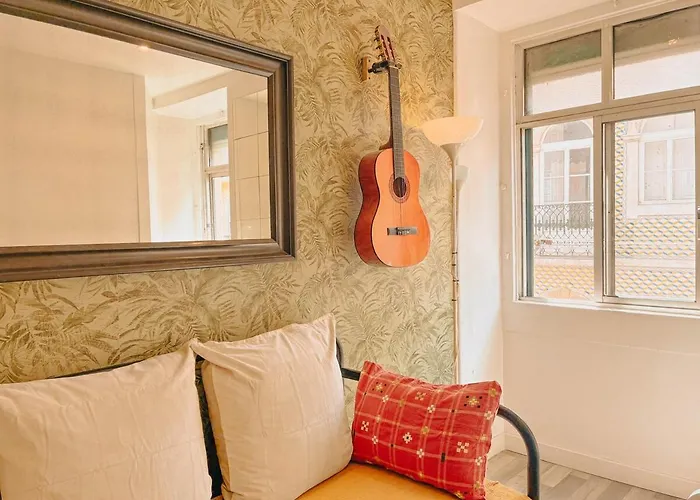 Charming Local Flat Near Sao Bento Palace شقة *