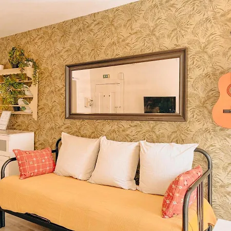 Charming Local Flat Near Sao Bento Palace * 리스본