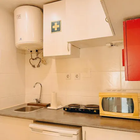 Charming Local Flat Near Sao Bento Palace 리스본