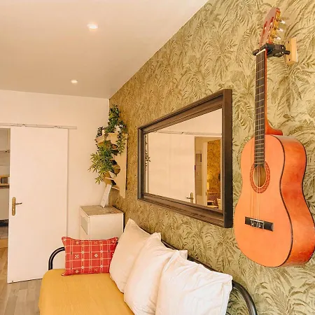 Charming Local Flat Near Sao Bento Palace * 리스본