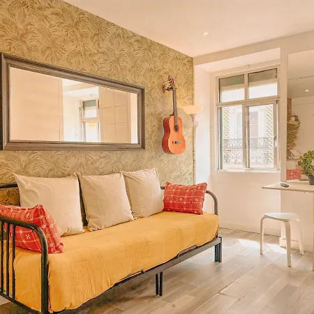 Charming Local Flat Near Sao Bento Palace 리스본